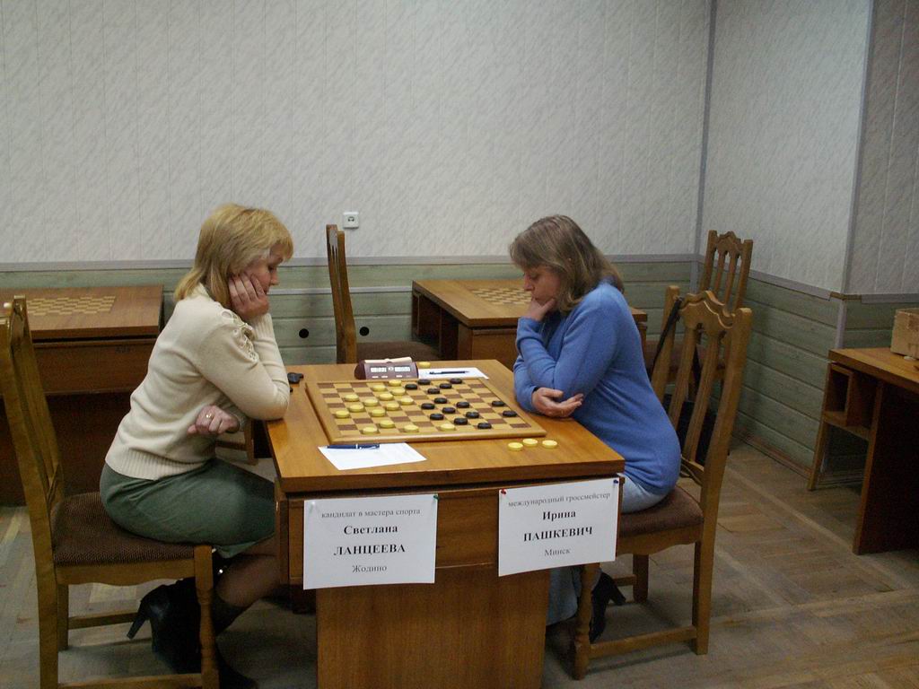 Нажмите для просмотра картинки в полный размер -  Фотогалерея - Чемпионат республики Беларусь по шашкам 100 среди женщин 1-10 апреля 2008 г. -  - PICT4645.JPG
